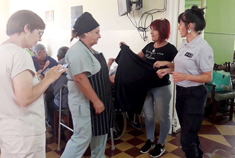 Internas trans hicieron camisones para el Hogar de Ancianos